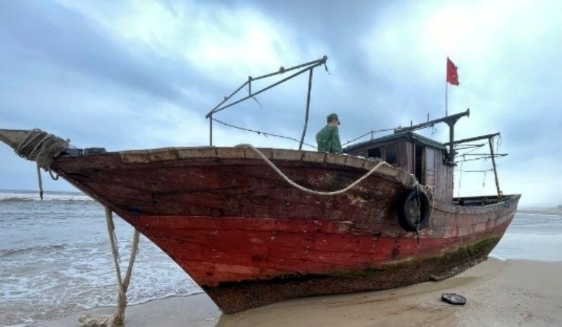 Chiếc tàu gỗ trôi dạt vào bờ biển. (Ảnh: Biên phòng Cửa Tùng)