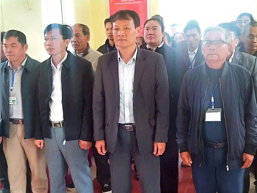 Đồng chí Nguyễn Tuấn Anh phó Bí thư Đảng ủy -  Chủ tịch UBND xã;đồng chí Đậu Văn Vương UVBCH Đảng bộ - Phó chủ tịch UBND xã tham dự buổi vận hành thử công tác bầu cử.