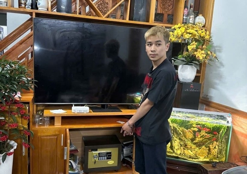 Đối tượng Thân Văn Nam tại hiện trường vụ trộm. Ảnh: VietNamnet