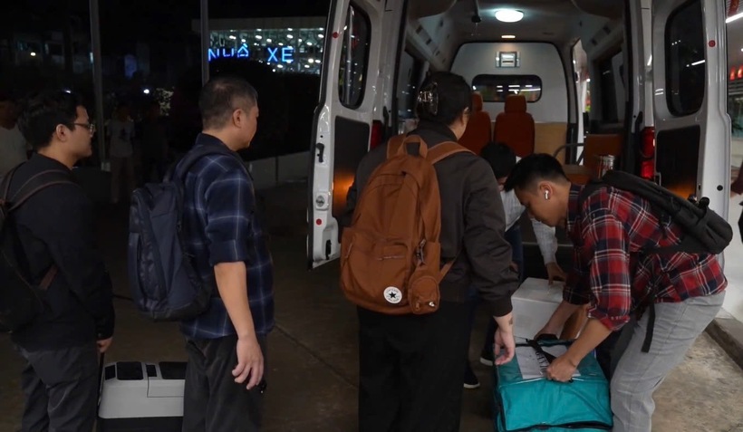 Ekip lấy mô tạng nhanh chóng chuyển thùng bảo quan tạng về Hà Nội