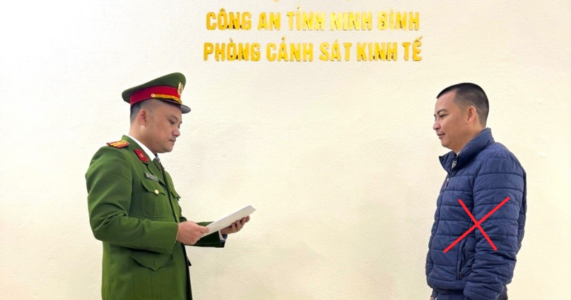Cơ quan công an đọc lệnh khởi tố với Trần Văn Khánh (Ảnh: Công an Ninh Bình).