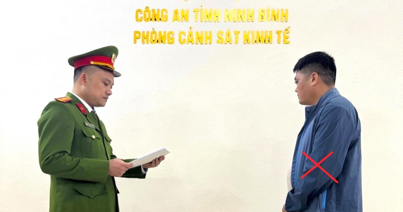 Cơ quan công an đọc lệnh khởi tố với Trần Văn Đoàn (Ảnh: Công an Ninh Bình).