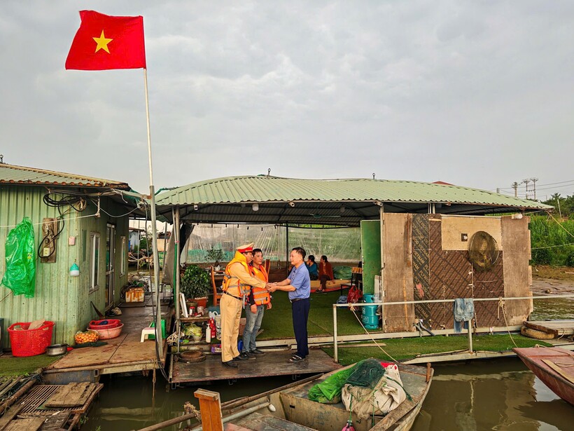 Cảnh sát đường thuỷ cùng cán bộ xã đến các xóm chài tuyên truyền về bầu cử và phát thẻ cử tri.