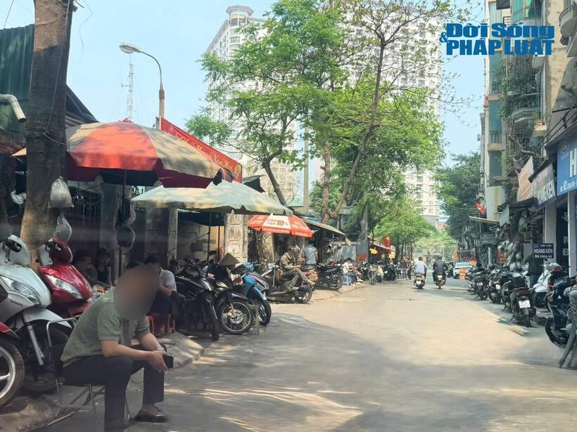 Các chủ cửa hàng cho biết, dù lượng khách đến tìm hiểu khá đông nhưng không phải ai cũng mua ngay.