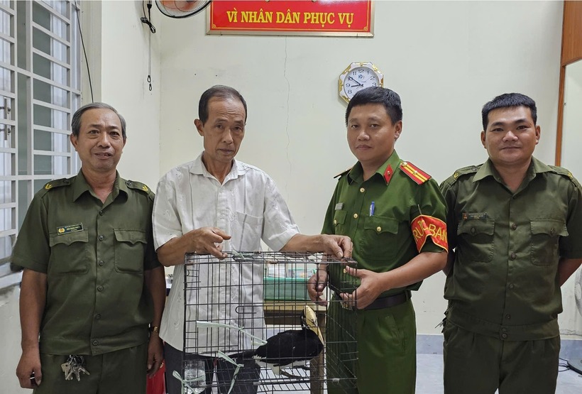 Ông Tùng giao nộp cá thể chim quý hiếm cho Công an phường. Ảnh: Công an Đồng Nai