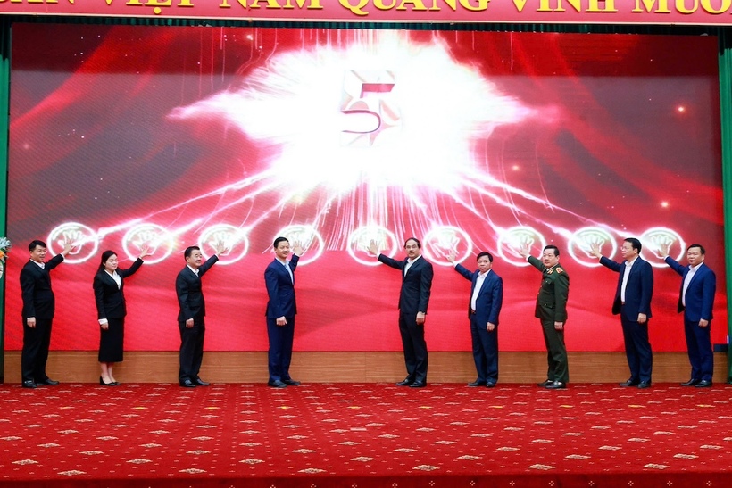 Các vị đại biểu thực hiện nghi thức Khai trương Trung tâm Dữ liệu tỉnh Thái Nguyên