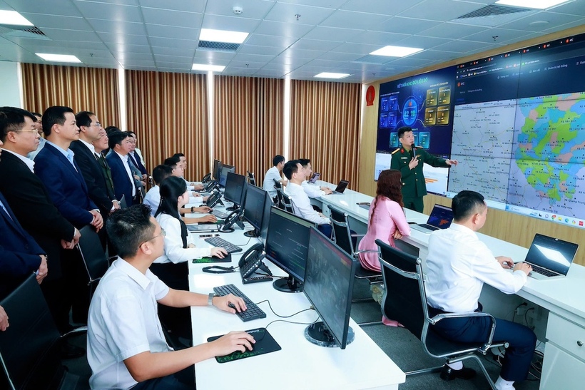 Các đại biểu thăm quan Trung tâm Dữ liệu tỉnh Thái Nguyên