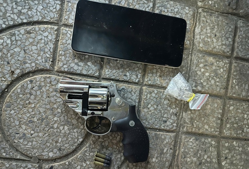 Tang vật trên người đối tượng Trần Quốc Nghiêm. Ảnh: Tiền phong