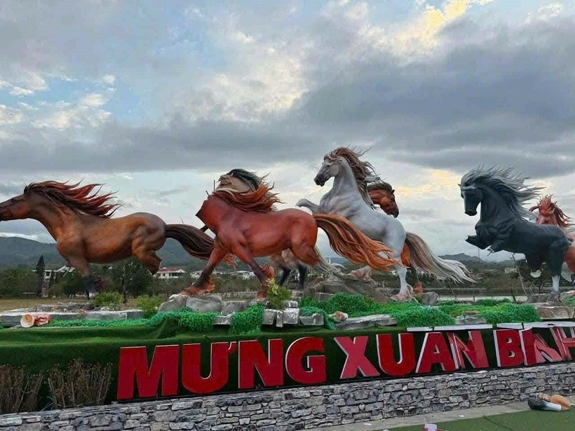Hình ảnh cụm 8 linh vật ngựa của xã Lao Bảo bị đập phá. Ảnh: VietNamNet.