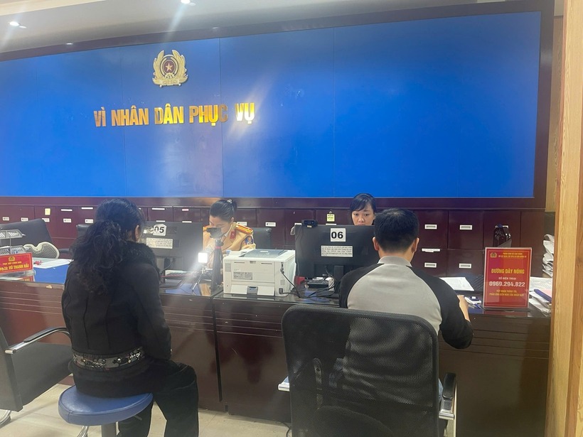 Người dân làm thủ tục cấp, đổi giấy phép lái xe. Ảnh: Người Lao Động.