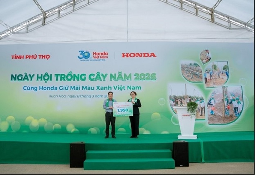 Đại diện Honda Việt Nam trao tặng biển tượng trưng 1.958 cây cho phía tỉnh Phú Thọ