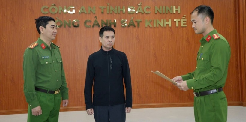 Công an tỉnh Bắc Ninh đã khởi tố, bắt tạm giam Nguyễn Công Khương – chủ cơ sở Đại Khương – vì pha axit acetic với nước rồi dán nhãn “giấm trắng 100% tự nhiên” để bán ra thị trường. Ảnh: VTC News.