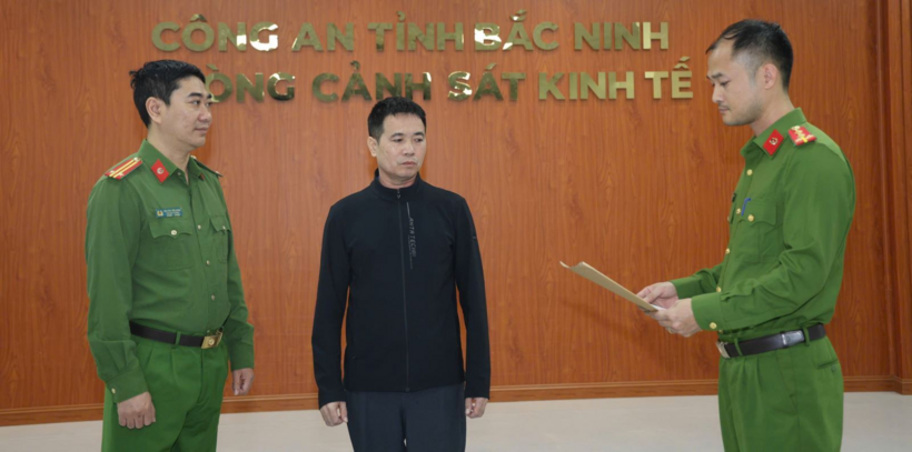 Công an tỉnh Bắc Ninh đã khởi tố, bắt tạm giam Nguyễn Công Khương – chủ cơ sở Đại Khương – vì pha axit acetic với nước rồi dán nhãn “giấm trắng 100% tự nhiên” để bán ra thị trường. Ảnh: VTC News.