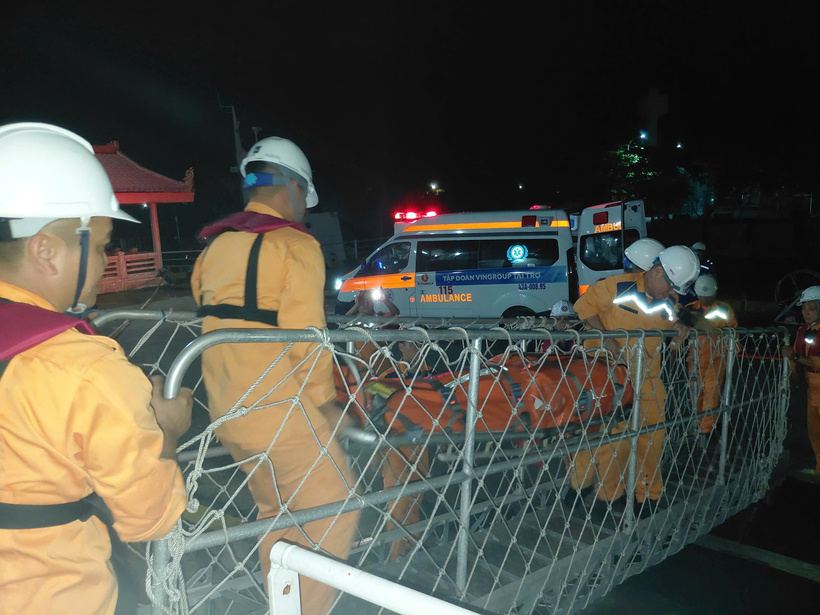 Hình ảnh bàn giao bệnh nhân cho cơ quan chức năng