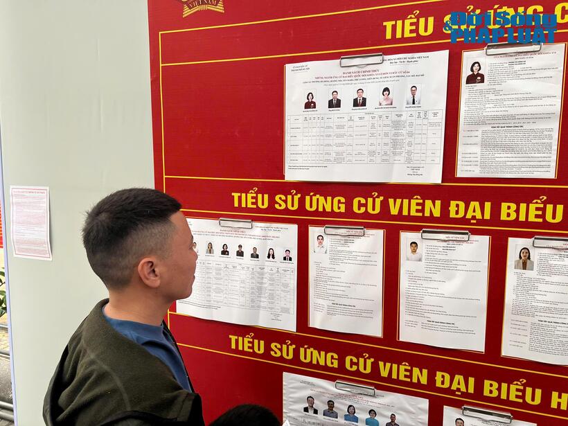 Anh Lê Văn Luận, cư dân tại chung cư Xuân Mai (phường Yên Nghĩa) có mặt tại điểm bầu cử sớm để thực hiện quyền công dân