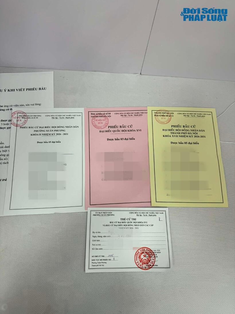 Người dân háo hức bỏ những lá phiếu tín nhiệm vào hòm phiếu