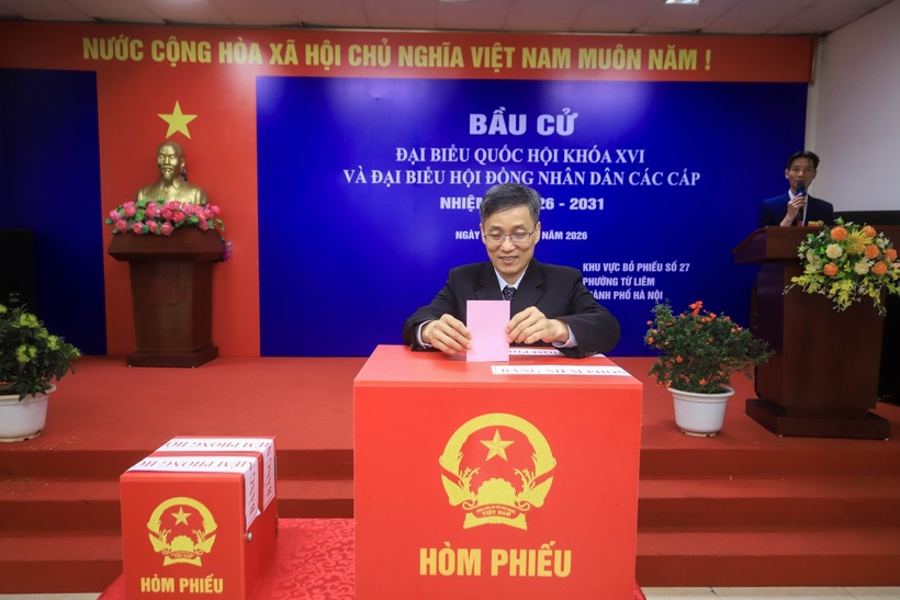 Bí thư Đảng ủy, Chủ tịch Hội Luật gia Việt Nam Nguyễn Khánh Ngọc bỏ phiếu bầu cử.