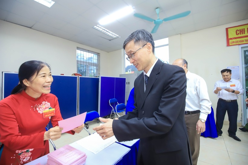 Bí thư Đảng ủy, Chủ tịch Hội Luật gia Việt Nam Nguyễn Khánh Ngọc nhận thẻ cử tri để thực hiện quyền bầu cử.