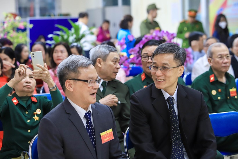 Bí thư Đảng ủy, Chủ tịch Hội Luật gia Việt Nam Nguyễn Khánh Ngọc vui vẻ trò chuyện cùng cử tri khu vực bỏ phiếu số 27 phường Từ Liêm, Thành phố Hà Nội.