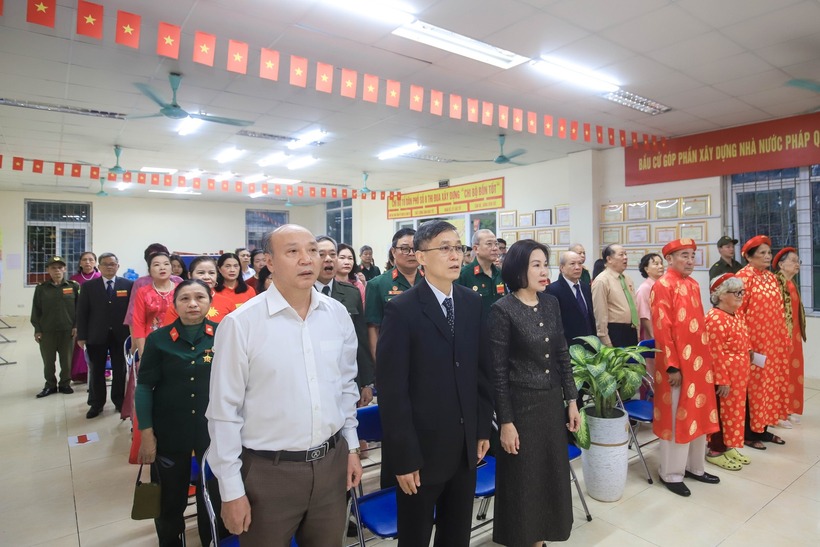 Các đại biểu và cử tri thực hiện nghi lễ chào cờ trước khi bỏ phiếu.