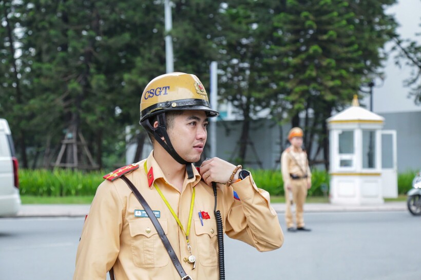 Cán bộ Đội CSGT đường bộ số 7 điều phối, phân luồng giao thông tại khu vực điểm bầu cử.