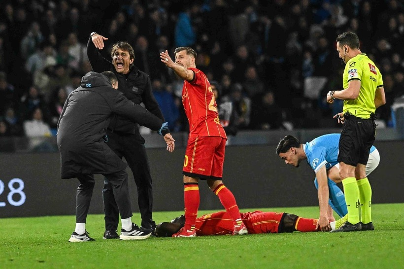 HLV Conte lao vào sân, gọi đội y tế nhanh chóng sơ cứu cho Banda. Ảnh: Getty