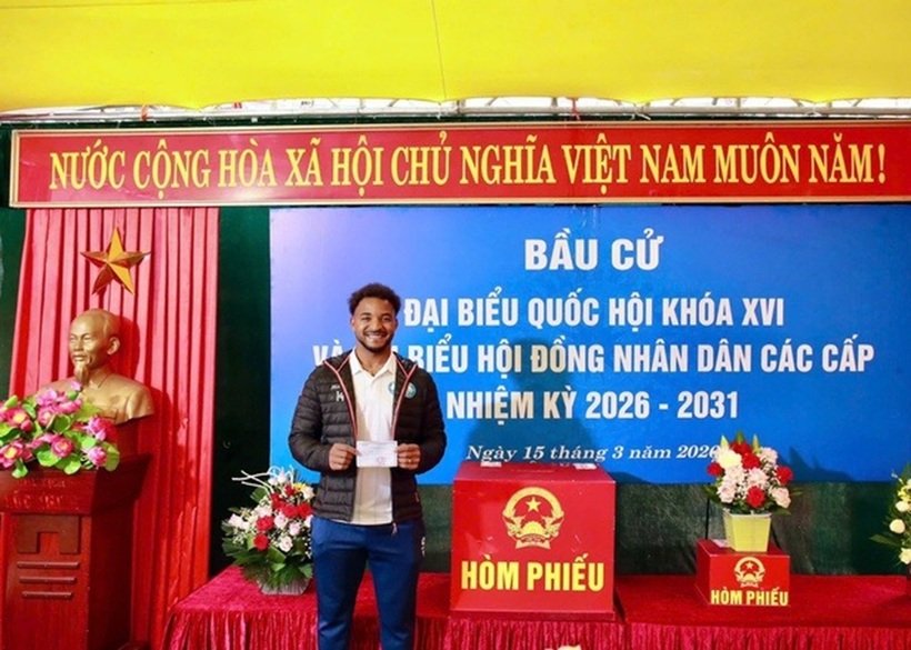 Xuân Son náo nức với tấm thẻ cử tri trên tay.