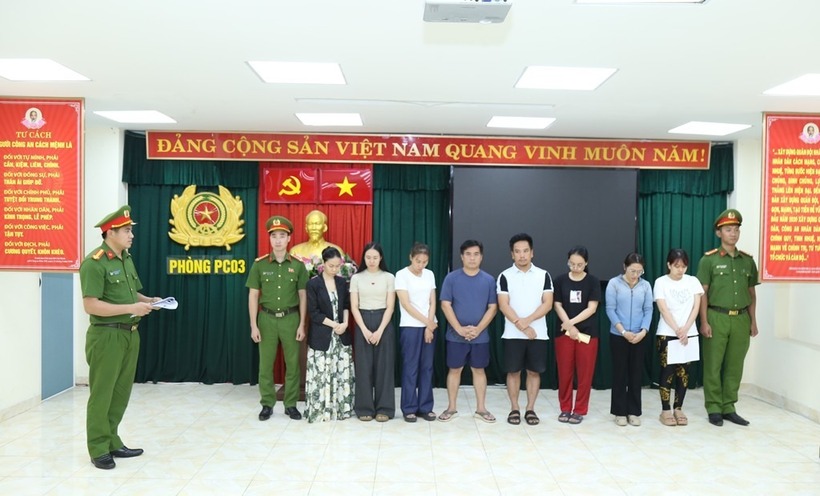 Cơ quan Cảnh sát điều tra thi hành lệnh bắt tạm giam các bị can. Ảnh: Cổng thông tin Công an tỉnh Đồng Nai