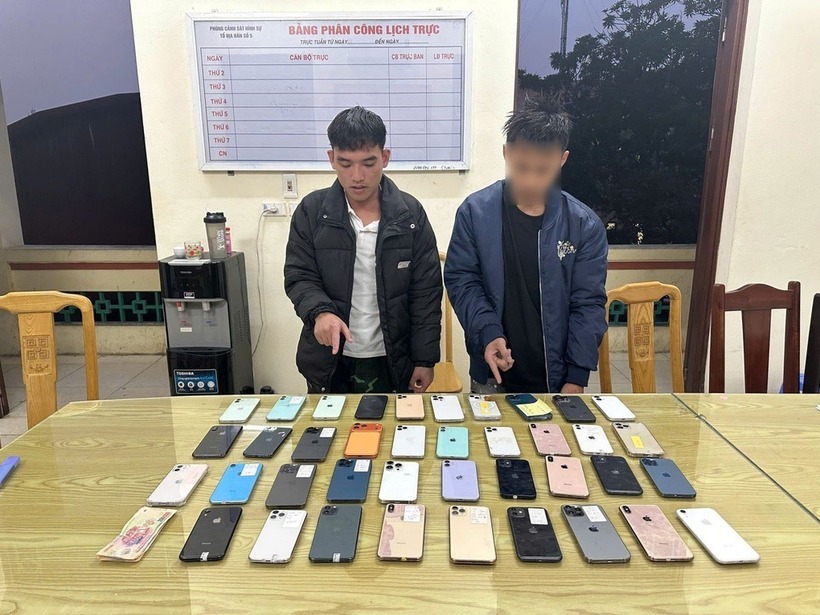 2 đối tượng lẻn vào cửa hàng điện thoại trộm hàng chục chiếc điện thoại iPhone. Ảnh: Lao động