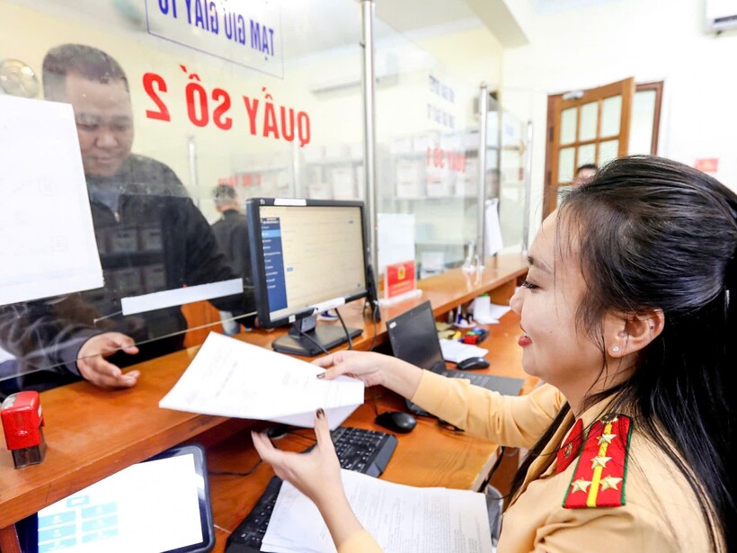 CSGT Hà Nội tiếp nhận giải quyết thủ tục hành chính tại trụ sở.