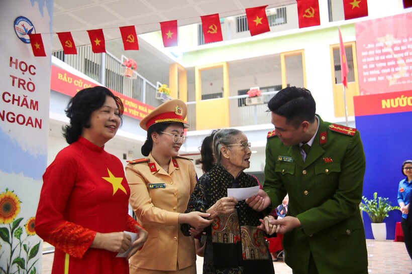 Tổ TTKS giao thông trên tuyến hỗ trợ cử tri đi bỏ phiếu.