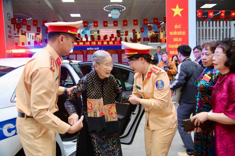 CSGT Hà Nội hỗ trợ cử tri 101 tuổi đi bỏ phiếu.