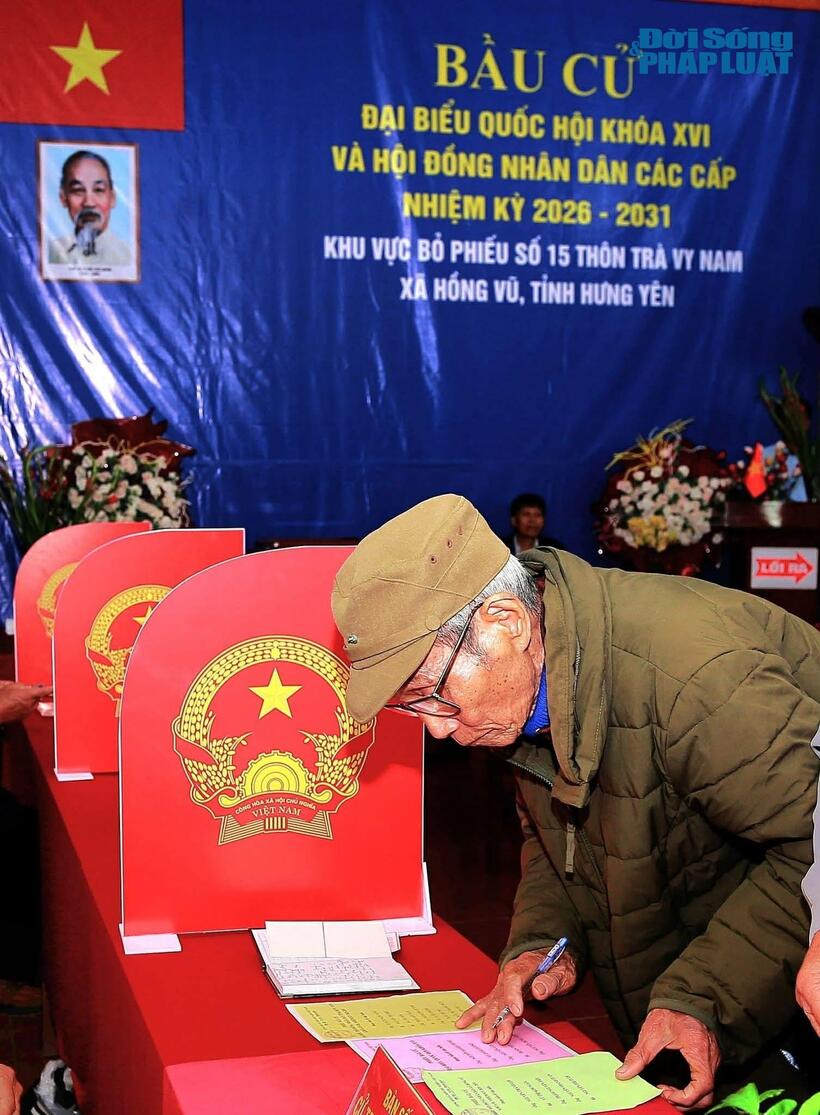 Cụ Nguyễn Hữu Giới - 90 tuổi là cử tri cao tuổi nhất tại khu vực bầu cử số 15 thôn Trà Vy Nam, xã Hồng Vũ, tỉnh Hưng Yên thực hiện quyền và nghĩa vụ công dân của mình.