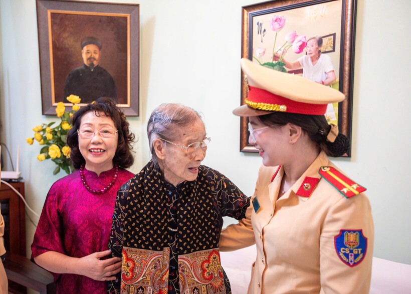 Cử tri 101 tuổi trực tiếp bỏ những lá phiếu bầu đại biểu Quốc hội khóa XVI và đại biểu Hội đồng nhân dân các cấp nhiệm kỳ 2026 - 2031.