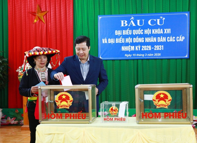 Ông Dương Quốc Huy - Ủy viên Ban Chấp hành Trung ương Đảng, Bí thư Tỉnh ủy Lào Cai bỏ phiếu bầu cử (Ảnh: Báo Lào Cai).