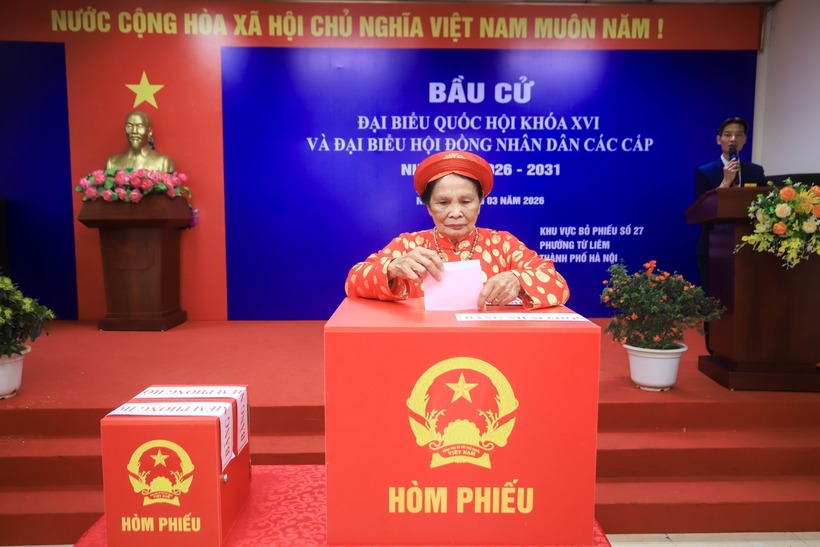 Cử tri Nguyễn Thị Cúc (sinh năm 1944) bỏ phiếu bầu cử.
