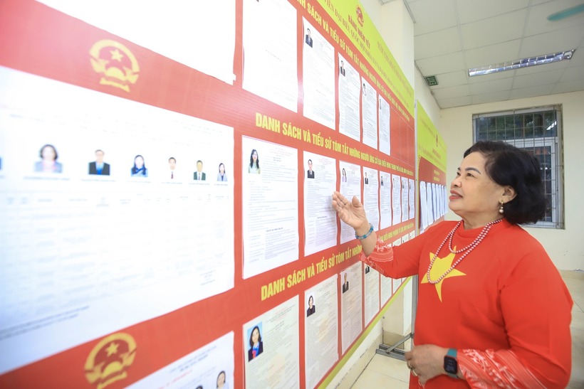 Cử tri Nguyễn Thị Lan (sinh năm 1959) trong trang phục áo dài cờ đỏ sao vàng.