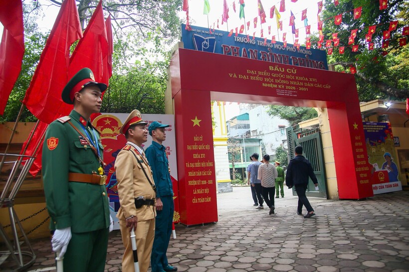 Điểm bỏ phiếu trên phố Phan Đình Phùng (TP Hà Nội).