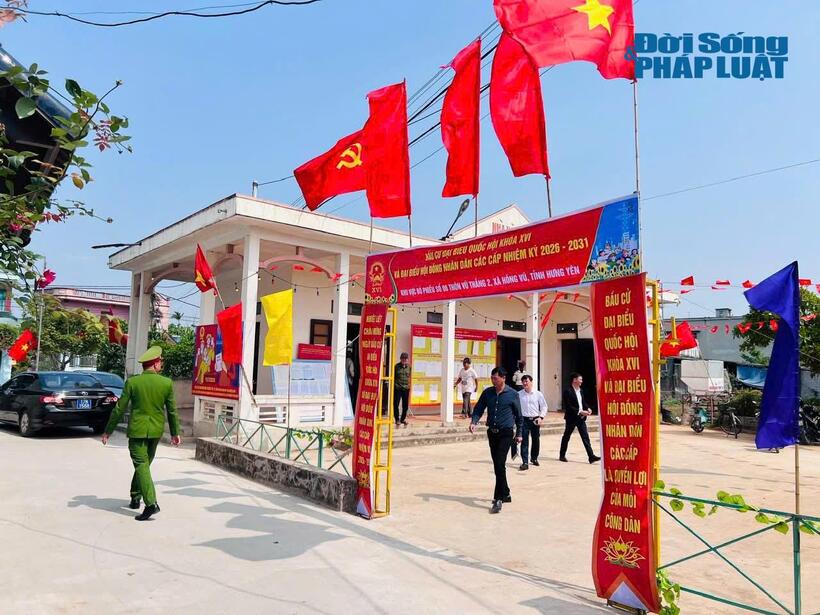 Không khí trang nghiêm, phấn khởi trong ngày hội toàn dân tại một điểm bỏ phiếu ở tỉnh Hưng Yên