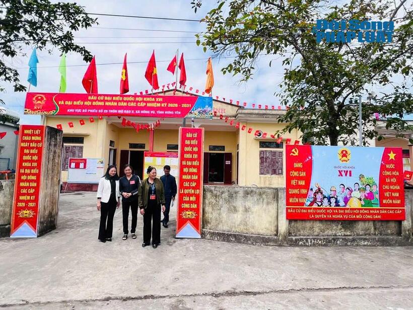 Sau khi hoàn thành công tác bầu cử, nhiều cử tri vô cùng vui mừng vì đã chọn được đại biểu đủ đức, đủ tài.