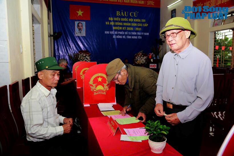 Nhiều cử tri có mặt từ rất sớm thực hiện quyền công dân