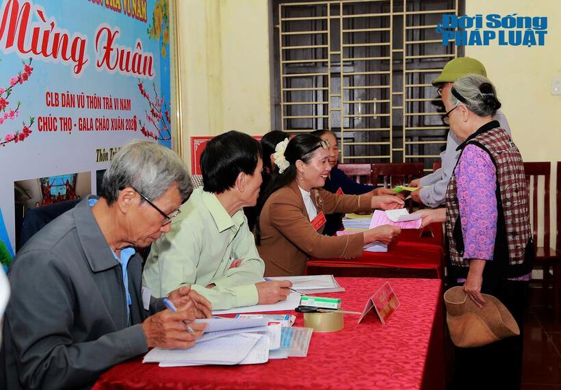 Những cử tri cao tuổi được hỗ trợ nhiệt tình, đảm bảo công tác bầu cử đúng quy định