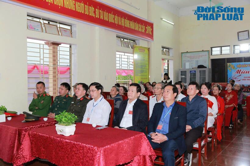 Nhiều cử tri tham dự khai mạc bầu cử