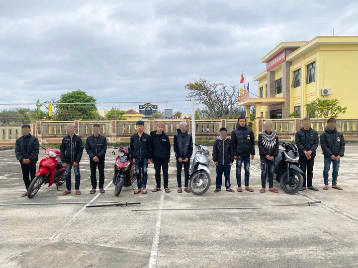 Nhóm thanh thiếu niên được triệu tập đến trụ sở công an để phục vụ công tác điều tra. Ảnh: VTC News