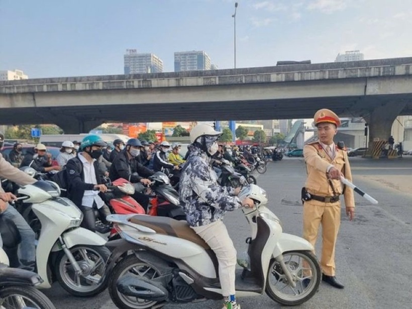 Trường hợp, người điều khiển xe máy không chấp hành hiệu lệnh của đèn tín hiệu giao thông mà gây tai nạn giao thông thì bị phạt tiền từ 10.000.000 đồng đến 14.000.000 đồng và bị trừ 10 điểm giấy phép lái xe. Ảnh minh họa