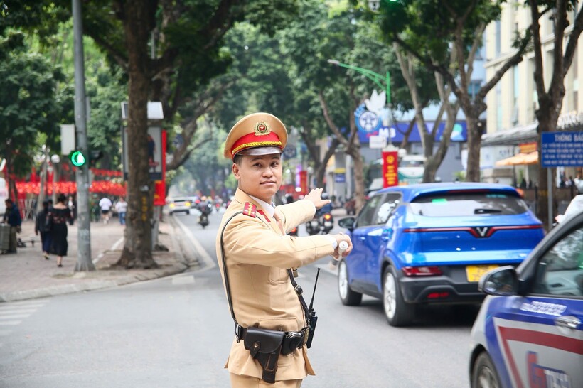 Lực lượng CSGT làm nhiệm vụ trên các tuyến phố.
