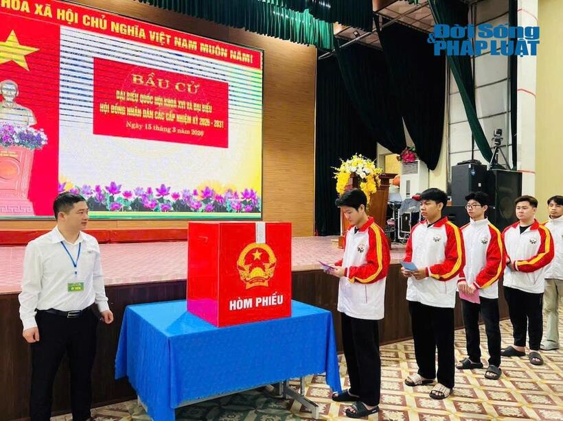 Sinh viên Trường Đại học Kỹ thuật Công nghiệp, Đại học Thái Nguyên (phường Tích Lương, tỉnh Thái Nguyên)  phấn khởi thực hiện quyền bầu cử