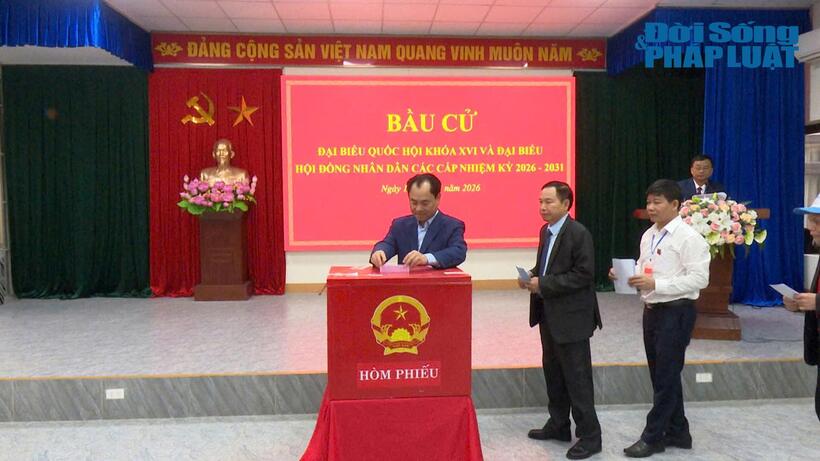 Ủy viên Trung ương Đảng, Thứ trưởng Thường trực Bộ Nông nghiệp và Môi trường Trịnh Việt Hùng bỏ phiếu tại Khu vực bỏ phiếu số 6, phường Phan Đình Phùng, tỉnh Thái Nguyên.