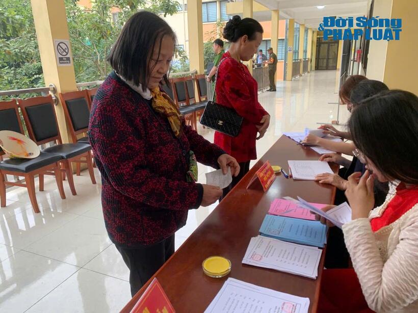 Các cử tri được hướng dẫn thủ tục bỏ phiếu bầu