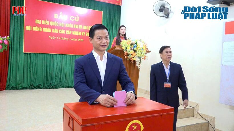 Ủy viên Trung ương Đảng, Chủ tịch UBND tỉnh Thái Nguyên Vương Quốc Tuấn bỏ phiếu bầu cử.